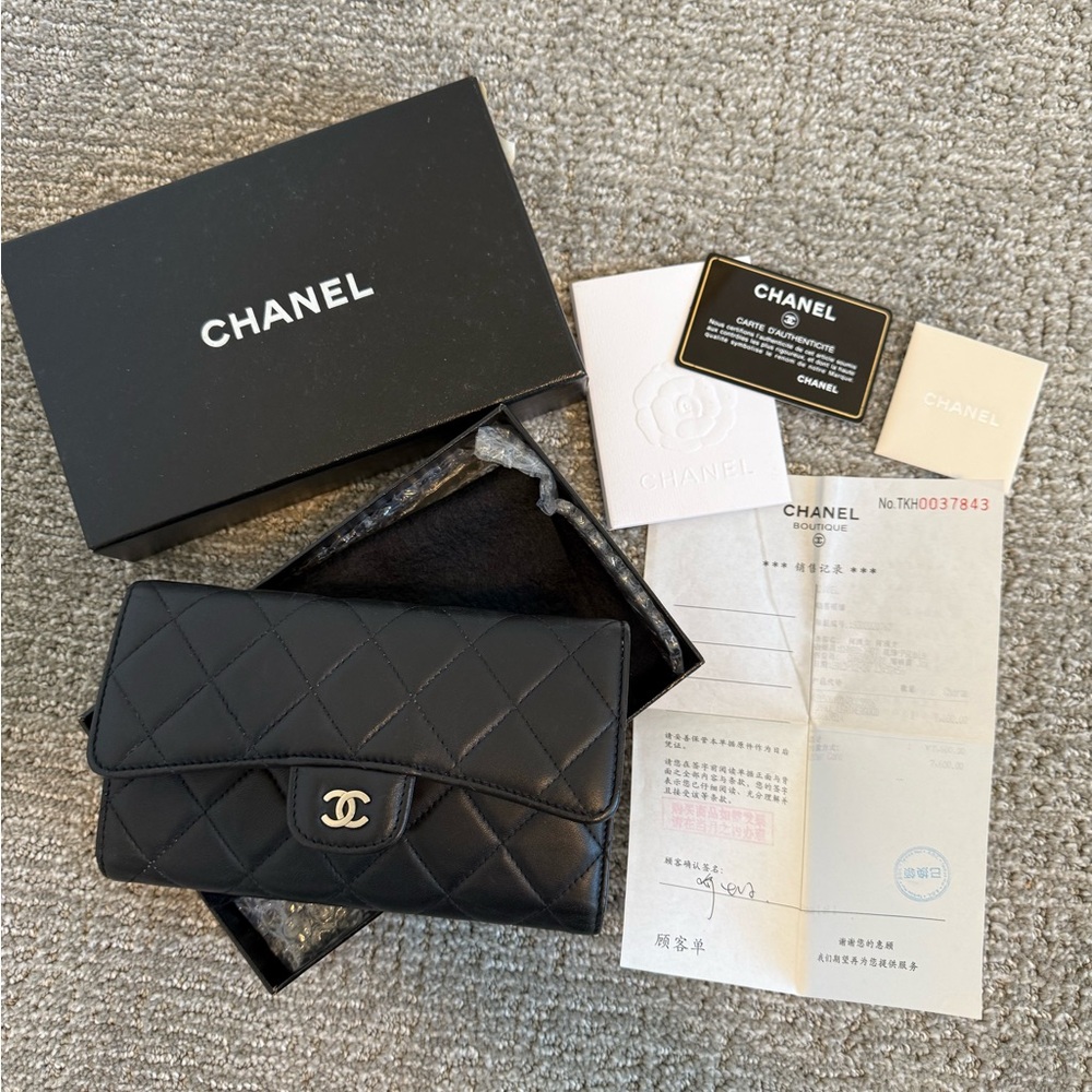 CHANEL Lambskin Black Quilted Leather Card & Key Holder with CC Logo